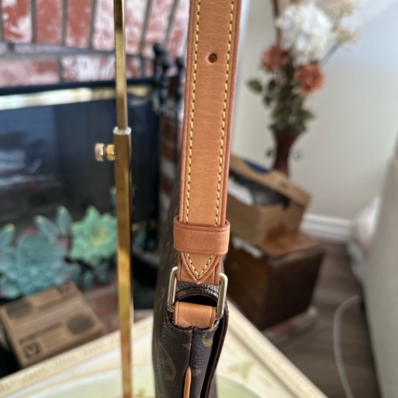 Louis Vuitton Musette Tango Monogram Canvas Shoulder Bag – Authentic - Picture 8 of 9